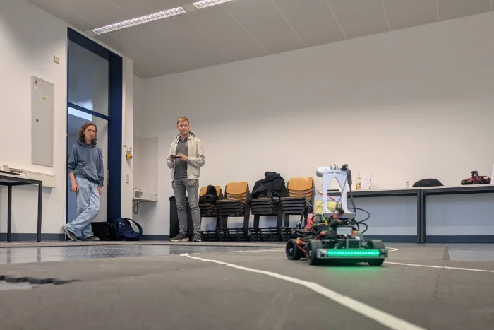 Racer mit grünem LED Streifen