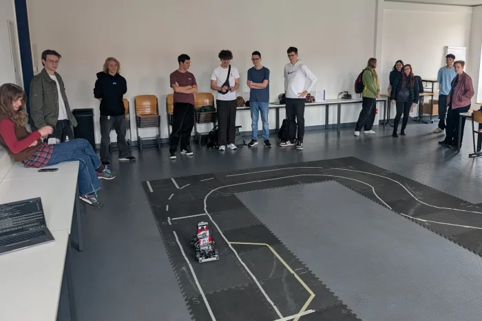 Große Grupper Erstis, welche auf den Racer schauen.